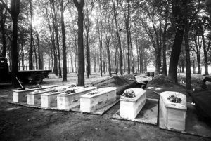 Les cercueils des 35 martyrs du bois de Boulogne (Crédit photo : Mont Valérien)