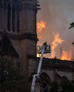 Les pompiers de Paris à l'assaut des flammes de Notre-Dame. (Ⓒ Photo. Nicolas de Poulpiquet / Armée de Terre)