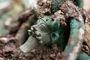 Anse d'un chaudron en bronze représentant la tête du dieu grec Acheloos provenant d'une tombe princière datée du début du Ve siècle avant notre ère, découverte dans un complexe funéraire monumental exceptionnel, mis au jour à Lavau (Aube), 2015. © Denis Gliksman, Inrap