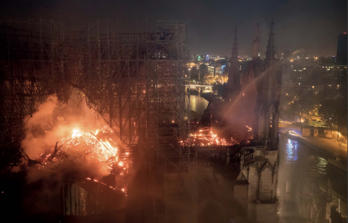 En proie aux flammes. La cathédrale Notre-Dame de Paris est sauvée par l'abnégation et le courage des militaires de la brigades des sapeurs pompiers de Paris. (Com BSSP/B.Moser)